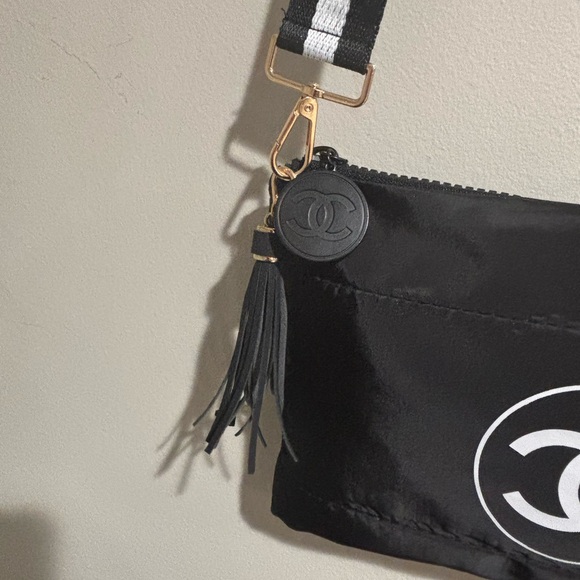 SALE 🔥 NWT CHANEL beauty w/adjustable strap Black nylon CC logo Bag black - Picture 7 of 8